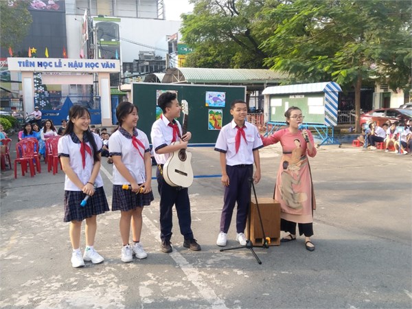 1Môn Văn -Tiết học ngoài không gian lớp học (1).jpg